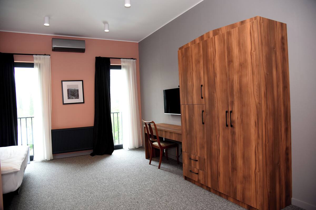Deluxe tweepersoonskamer, balkon, uitzicht op heuvels | Een kluis op de kamer, een bureau, een laptopwerkplek