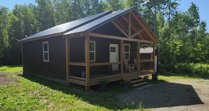 Charming cabin in Beautiful Patten Maine with WiFi, ATV/Snowmobile trail access