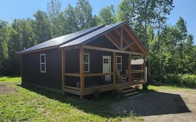 Charming cabin in Beautiful Patten Maine with WiFi, ATV/Snowmobile trail access