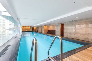 Una piscina cubierta, una piscina climatizada