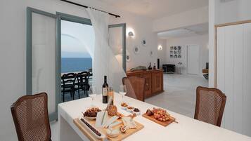 Signature Apartment, Beach View | Dining room