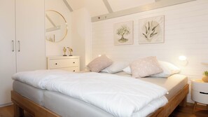 Travel cot, free WiFi, bed sheets
