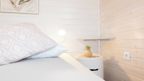 Travel crib, free WiFi, bed sheets