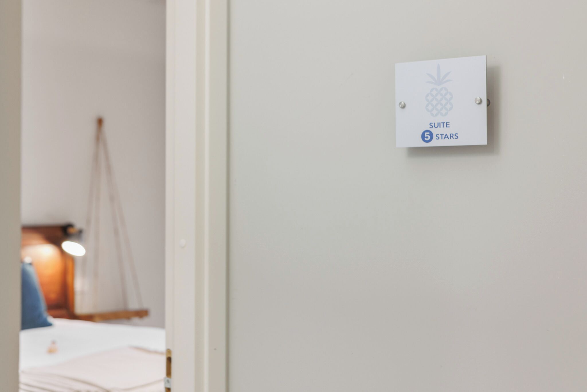 A sign indicating a 5-star suite on a white wall.