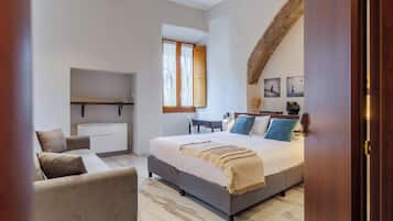 Luxury-Dreibettzimmer, Stadtblick | Schreibtisch, laptopgeeigneter Arbeitsplatz, kostenloses WLAN