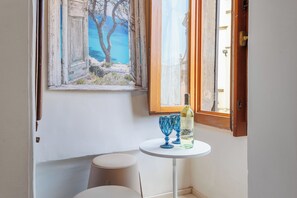 Desk, laptop workspace, free WiFi