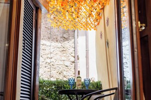 Apartamento de lujo, vistas al patio | Terraza o patio