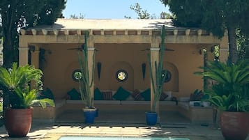 12 Außenpools, Sonnenschirme, Liegestühle