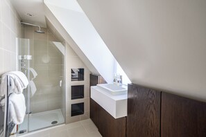 One Bedroom Apartment | Bad | Hårføner, håndklær, såpe og sjampo