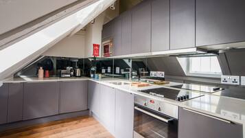 One Bedroom Apartment | Privékeuken | Een koelkast, een magnetron, een oven, een kookplaat