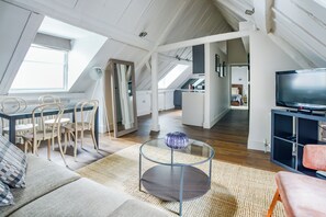 One Bedroom Apartment | Premium bedding, laptop workspace, free WiFi, bed sheets