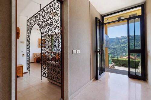 Casa Antonia mit Panoramaterrasse und Bergblick in Brentonico