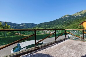 Property grounds - Casa Antonia with Panoramic Terrace and Mountain Views in Brentonico (Brentonico)