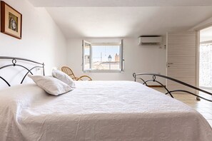 2 habitaciones y tabla de planchar con plancha 