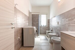 Ducha, bidet, toallas