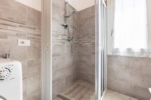 Bruser, bidet, håndklæder