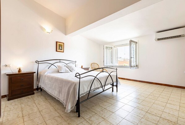 2 bedrooms, iron/ironing board