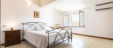 2 habitaciones y tabla de planchar con plancha