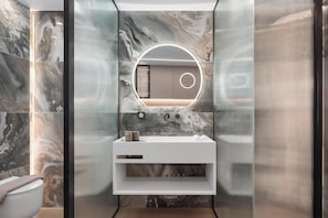 Douche, séchoir à cheveux, serviettes fournies