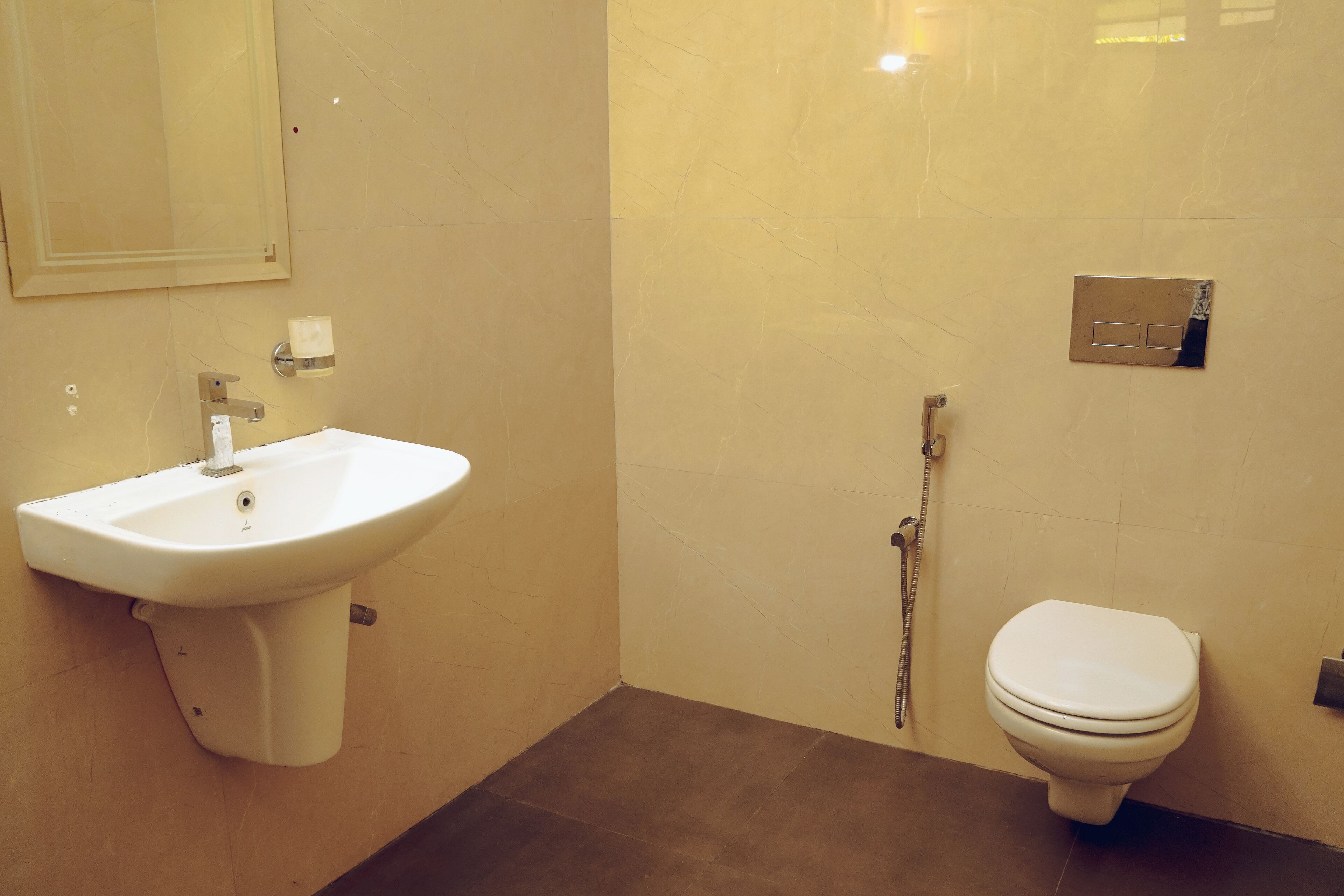 Un baño con lavamanos blanco, inodoro y ducha.