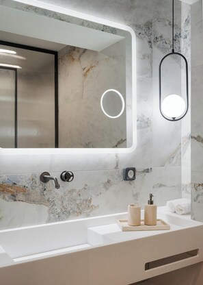 Dusj, hårføner og håndklær