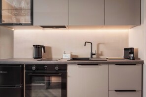 Kjøleskap, ovn, kokeplater og kaffetrakter/tekoker