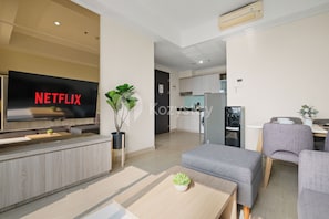 Appartement, 2 chambres, vue ville | Coin séjour | TV connectée de 43 pouces avec chaînes par câble, Netflix