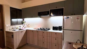 Fridge, microwave, stovetop, coffee/tea maker