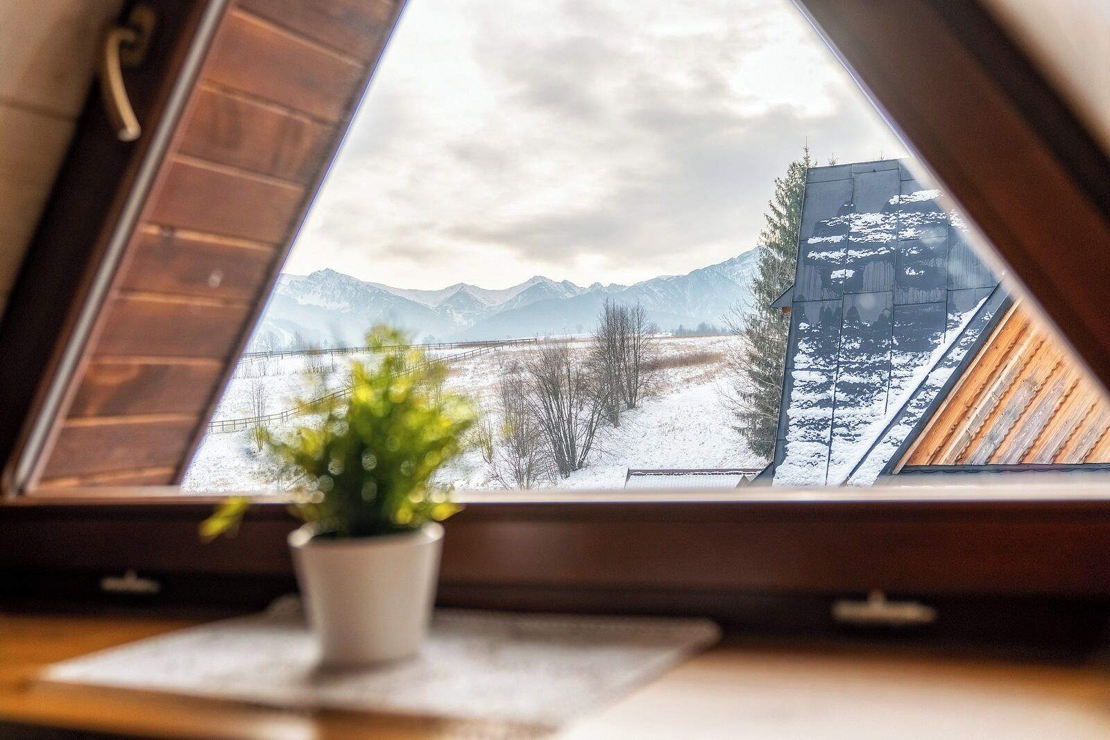 Habitación triple básica, balcón, vistas a la montaña | Cortinas opacas, tabla de planchar con plancha, wifi gratis