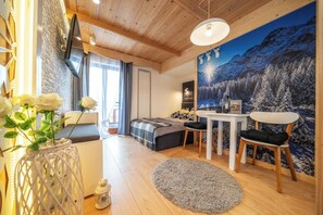 Comfort Apartment, Mountain View | Blackout drapes, iron/ironing board, free WiFi - Chałpa u Zbójnika (Zakopane)