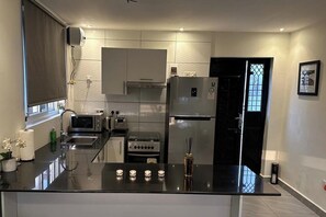 電冰箱、微波爐、烤箱、爐台