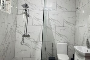 淋浴设施、毛巾