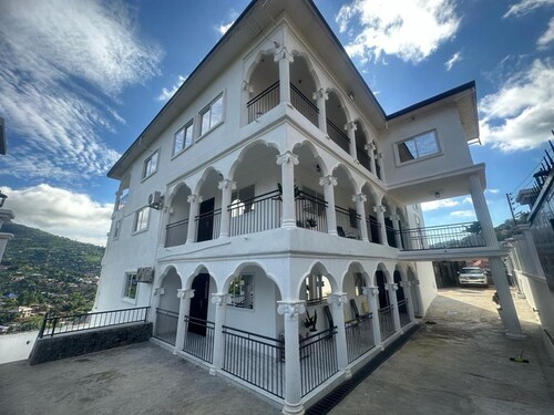 1 Bed Apartment Sleeps 2 - Parking, Balcony, Wifi