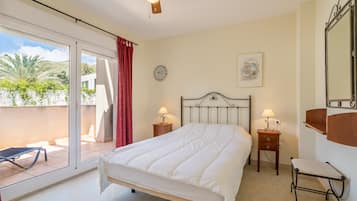 4 bedrooms, iron/ironing board, WiFi, bed sheets