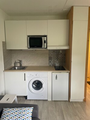 Refrigerador, microondas, parrilla de estufa y cafetera y tetera 