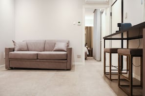 Suite de lujo | Área de sala de estar | Televisión LCD de 43 pulgadas con canales vía satélite