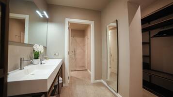 Suite de lujo | Baño | Regadera, regadera tipo lluvia, amenidades de baño de diseñador