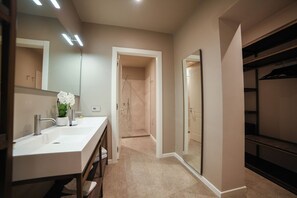 Luxury Suite | Bathroom | Shower, rainfall showerhead, designer toiletries, hair dryer - MODENA RELAX Luxury Rent Rooms (Modena)