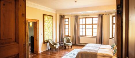 Travel crib, free WiFi, bed sheets