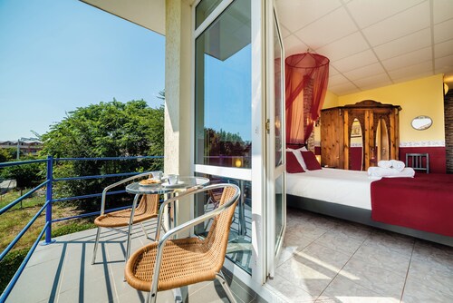 Spacious villa with 12 bedrooms and Breakfast in tranquil Eforie Sud