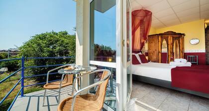 Spacious villa with 12 bedrooms and Breakfast in tranquil Eforie Sud