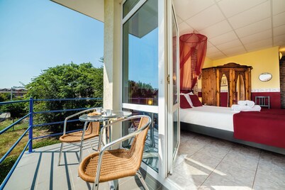 Spacious villa with 12 bedrooms and Breakfast in tranquil Eforie Sud