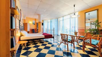 Tabla de planchar con plancha, wifi y ropa de cama