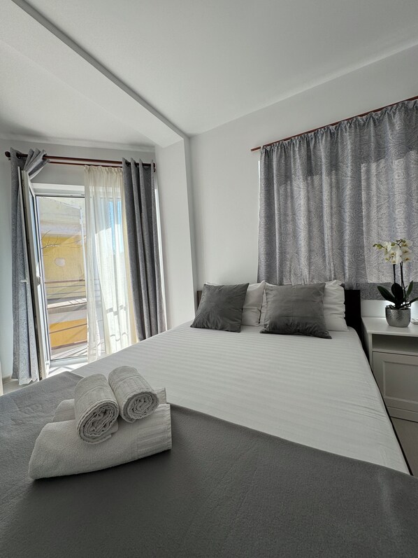 9 chambres, fer et planche à repasser, Wi-Fi, draps fournis