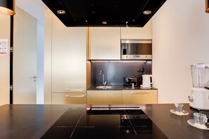 Réfrigérateur, micro-ondes, four, plaque de cuisson