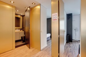 Douche, sèche-cheveux, serviettes fournies, papier toilette