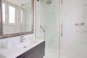 Dusche, Haartrockner, Handtücher, Toilettenpapier