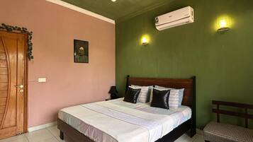 Iron/ironing board, free WiFi, bed sheets