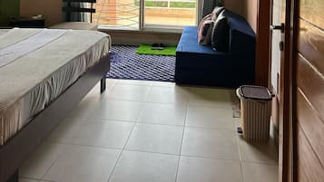 Tabla de planchar con plancha, wifi gratis y ropa de cama