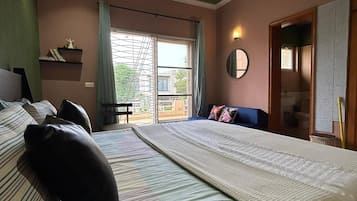 Tabla de planchar con plancha, wifi gratis y ropa de cama